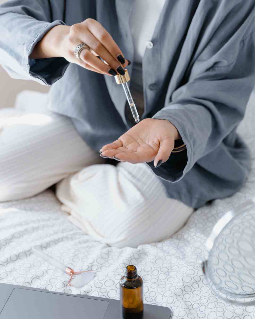 huile de cbd goutte dans une main